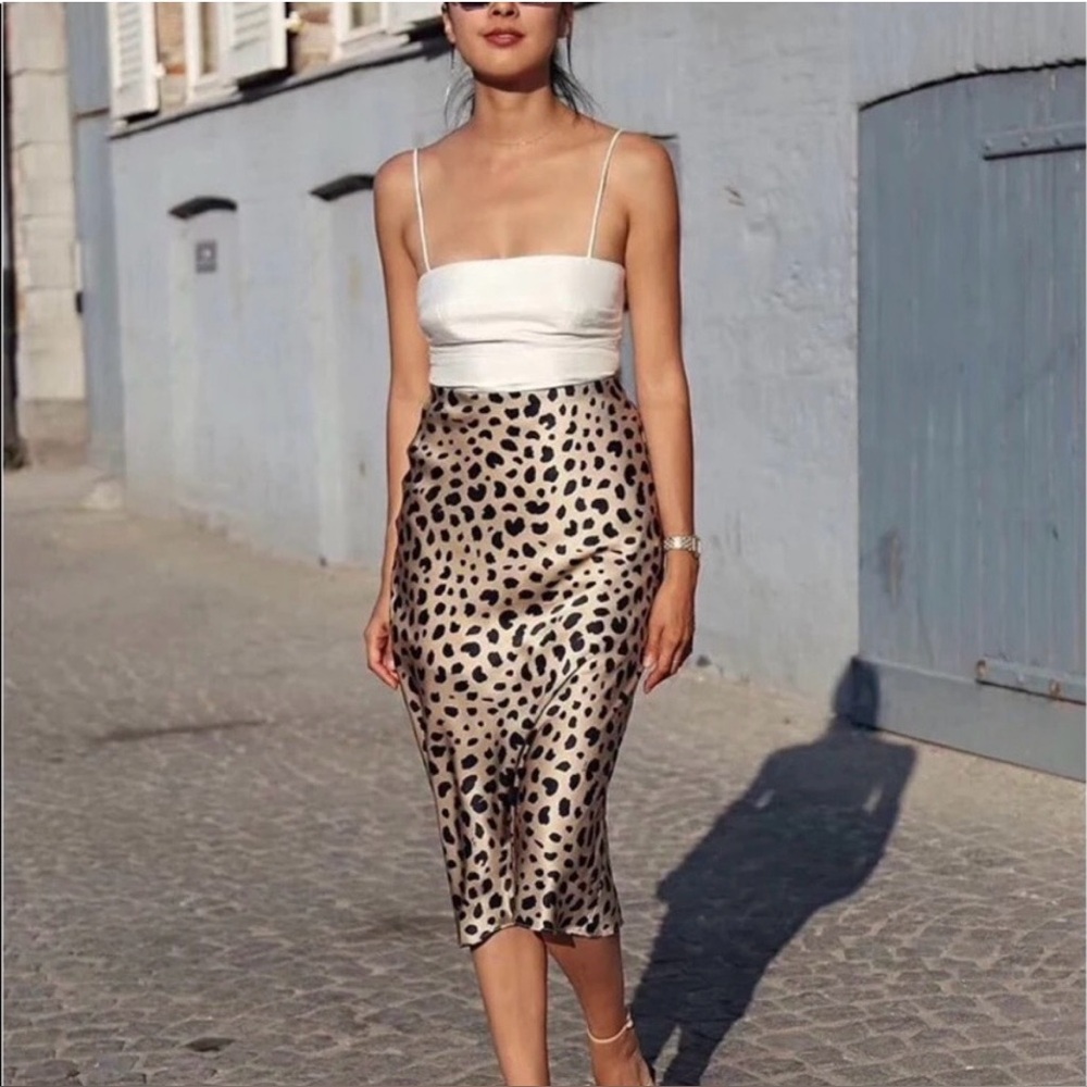 Réalisation Par 100% Silk The Naomi in Wild Things  Leopard Print Midi Skirt
